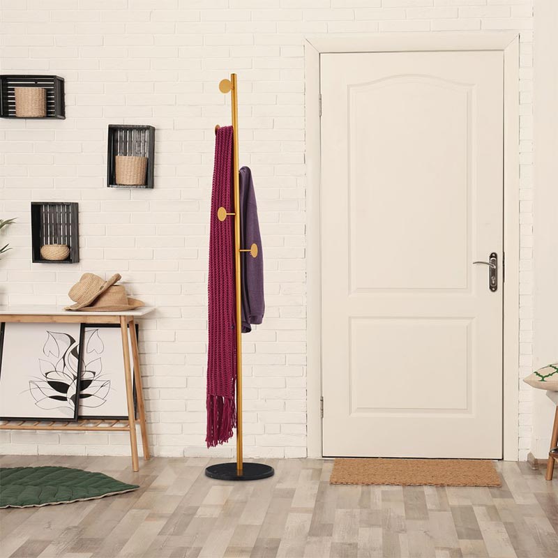 Porte manteau doré sur pied
