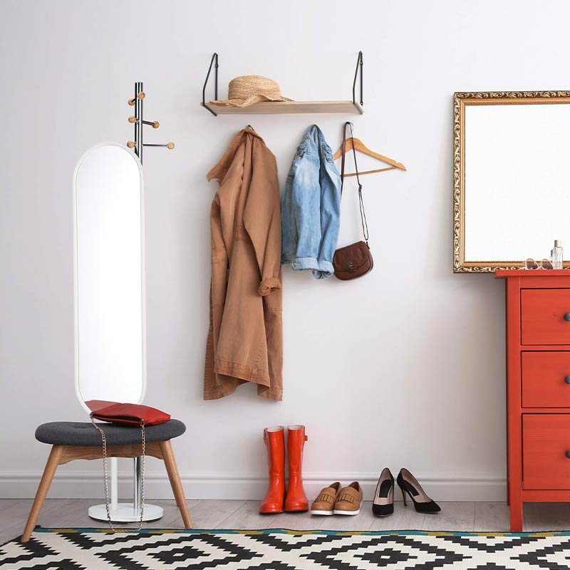 Miroir sur pied avec porte manteau